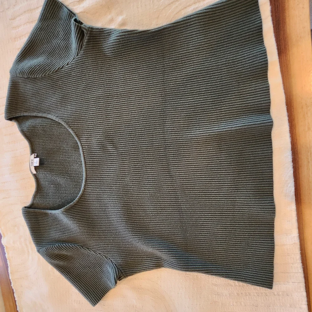 - 🌿 Bar III Ribbed Knit Sweater – Olive Green Cozy Style  Women’s L